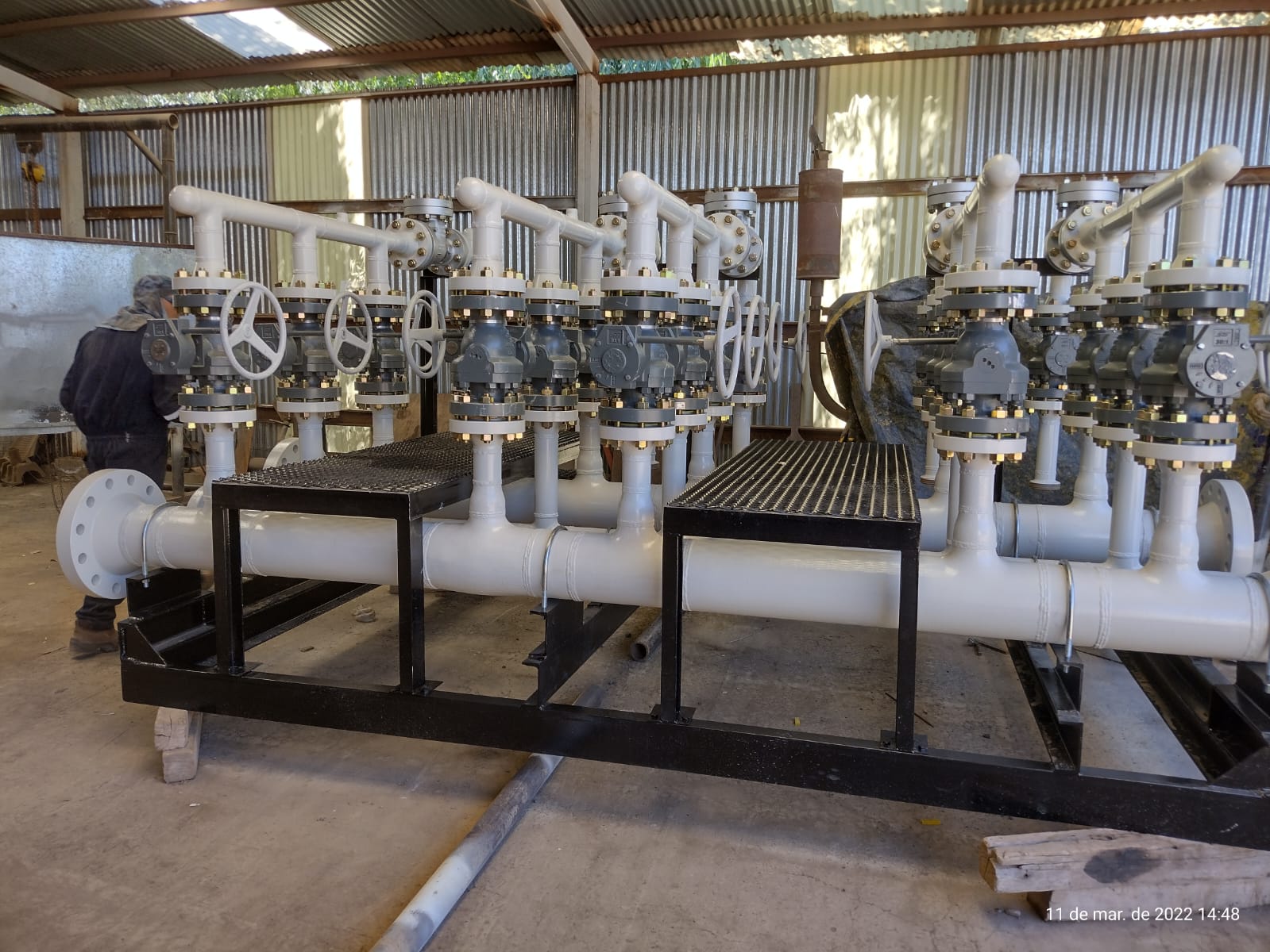 Colector de cañerías industriales preparado sobre estructura metálica